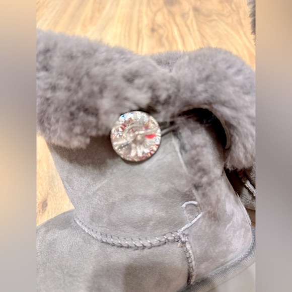 Uggs Women’s Bailey Button Bling Boots Gray Silver Rhinestone Sz 9 EUC - Picture 6 of 8